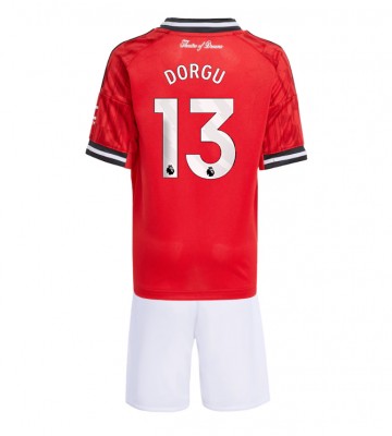 Manchester United Patrick Dorgu #13 Primera Equipación Niños 2025-26 Manga Corta (+ Pantalones cortos)